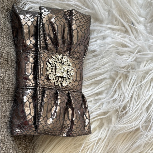 IMAN‎ 2 way bag. Comes with strap Metallic Clutch with Embellished Brooch - Picture 1 of 6